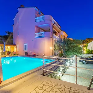 https://villa-m-crikvenica.primorje-gorskikotar.com